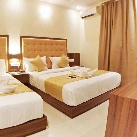 Hotel Emerald Near T2 International Airport ムンバイ エクステリア 写真