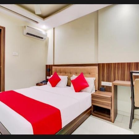 Hotel Emerald Near T2 International Airport ムンバイ エクステリア 写真