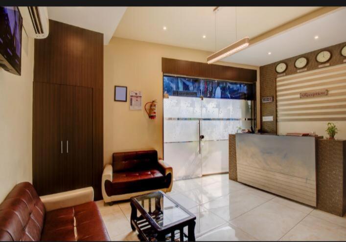 Hotel Emerald Near T2 International Airport ムンバイ エクステリア 写真