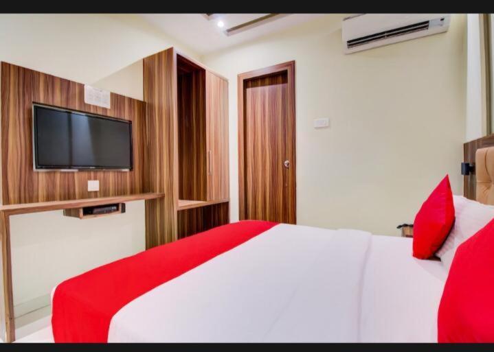 Hotel Emerald Near T2 International Airport ムンバイ エクステリア 写真