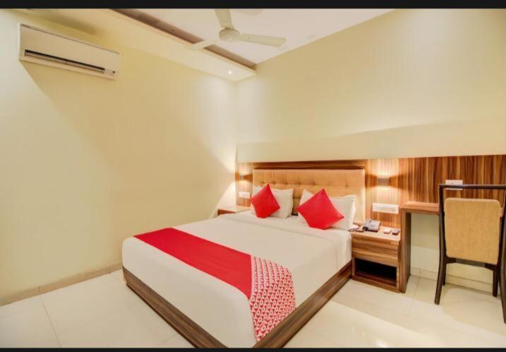Hotel Emerald Near T2 International Airport ムンバイ エクステリア 写真
