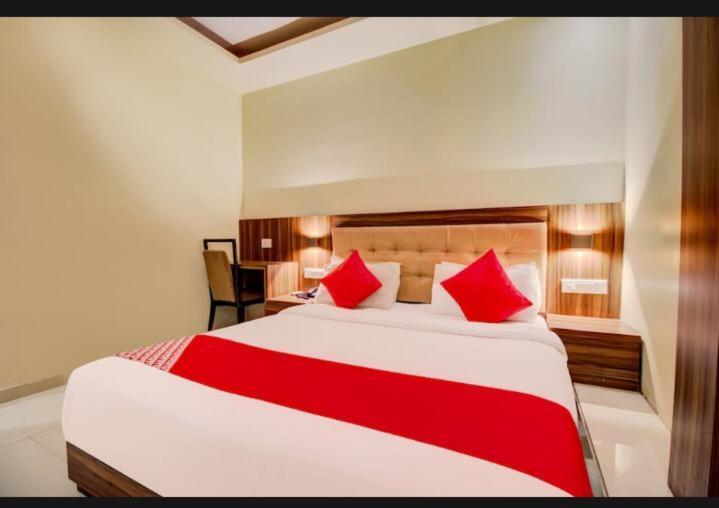 Hotel Emerald Near T2 International Airport ムンバイ エクステリア 写真