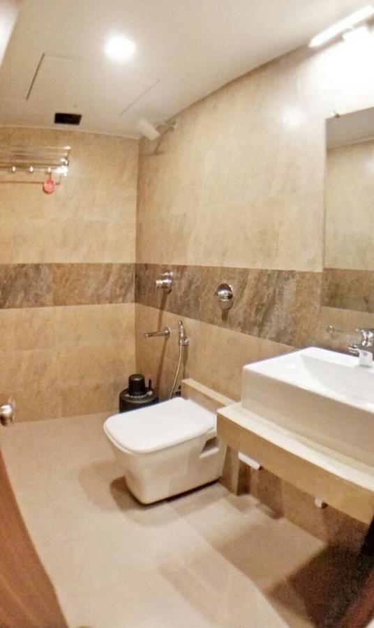 Hotel Emerald Near T2 International Airport ムンバイ エクステリア 写真