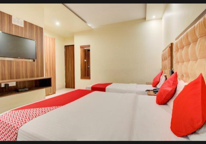 Hotel Emerald Near T2 International Airport ムンバイ エクステリア 写真