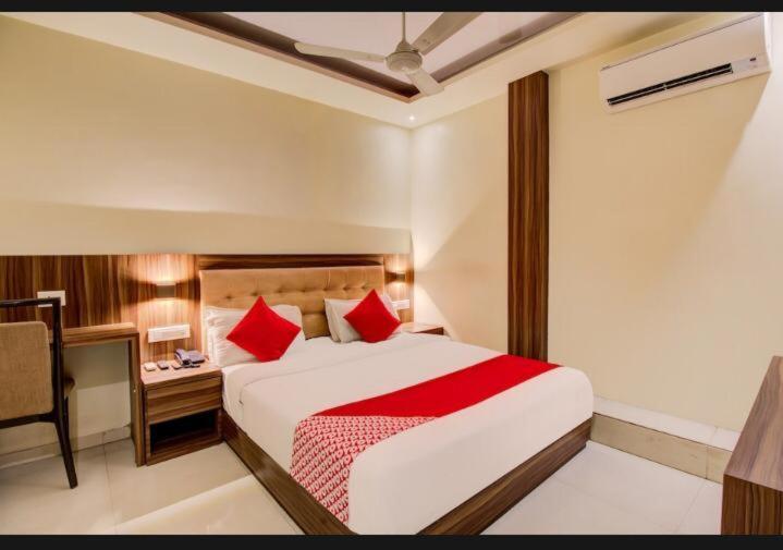 Hotel Emerald Near T2 International Airport ムンバイ エクステリア 写真
