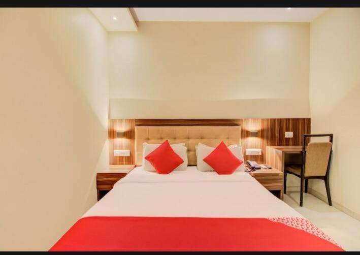 Hotel Emerald Near T2 International Airport ムンバイ エクステリア 写真