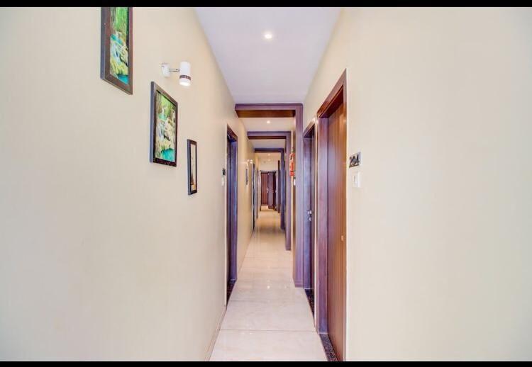 Hotel Emerald Near T2 International Airport ムンバイ エクステリア 写真