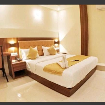 Hotel Emerald Near T2 International Airport ムンバイ エクステリア 写真