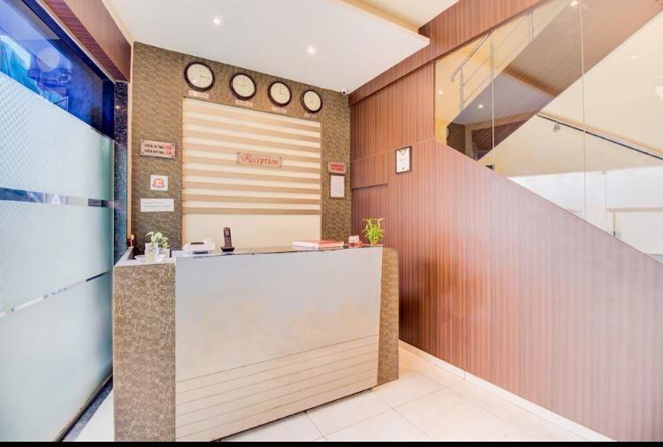 Hotel Emerald Near T2 International Airport ムンバイ エクステリア 写真