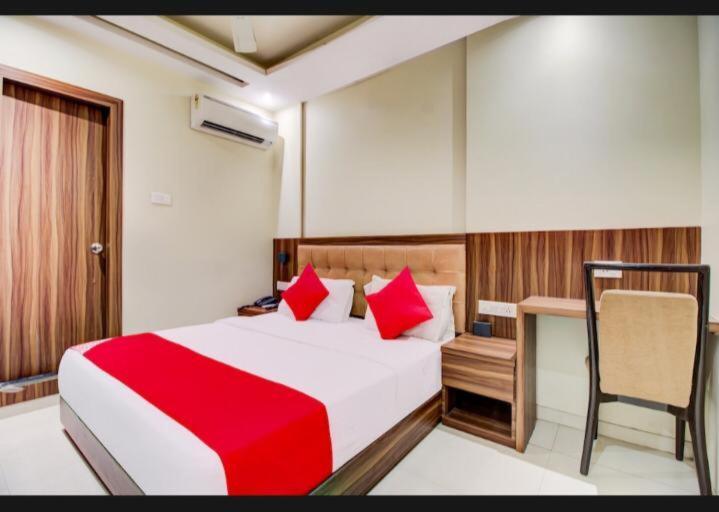 Hotel Emerald Near T2 International Airport ムンバイ エクステリア 写真