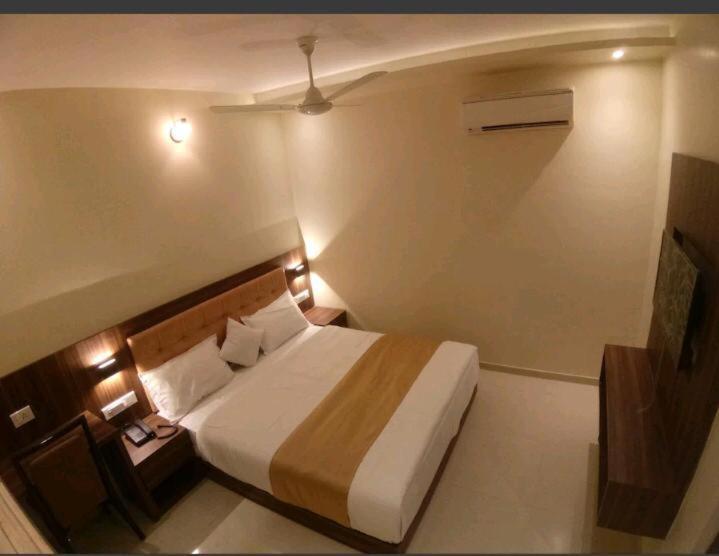 Hotel Emerald Near T2 International Airport ムンバイ エクステリア 写真