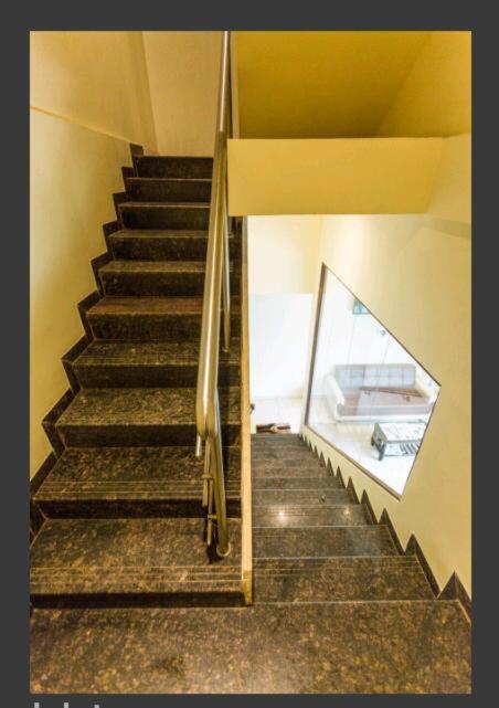 Hotel Emerald Near T2 International Airport ムンバイ エクステリア 写真